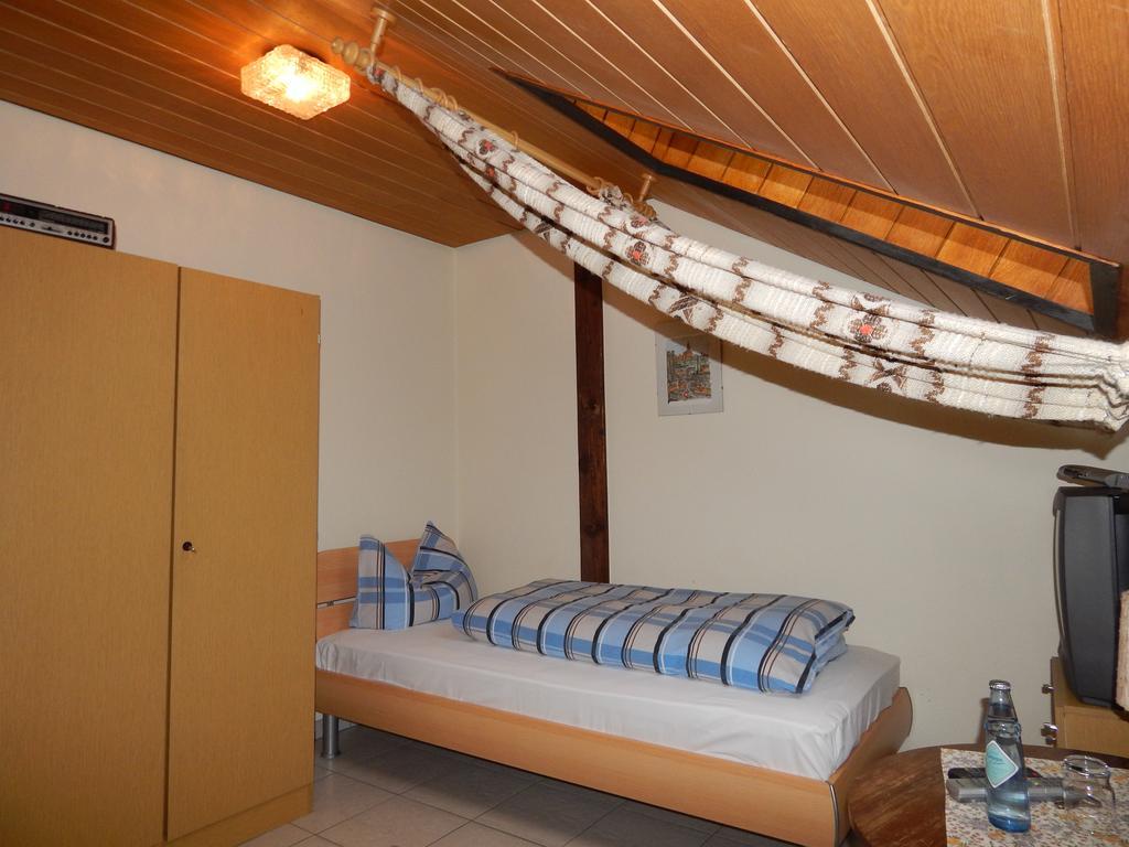 Single Room,109753908:JPEG