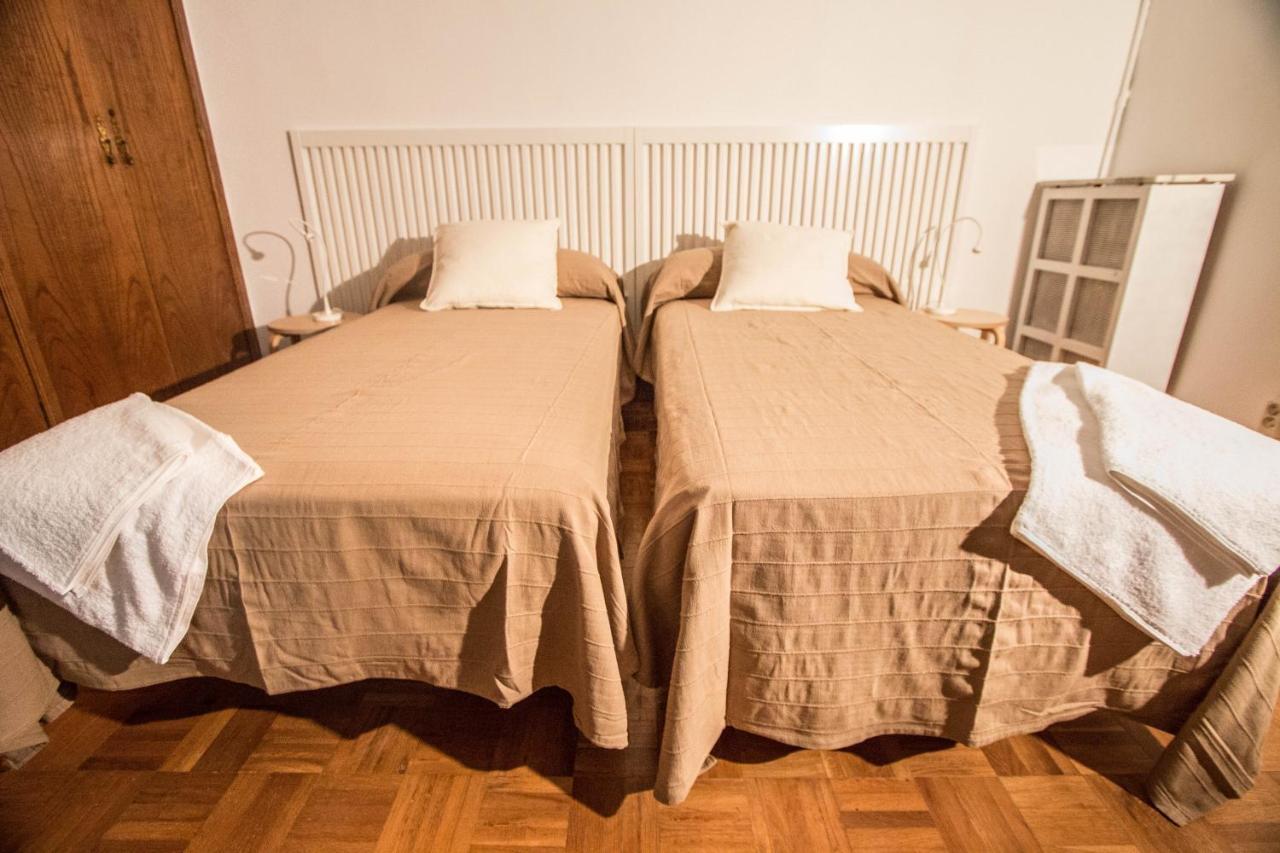 Zweibettzimmer mit 2 Betten und Gemeinschaftsbad
