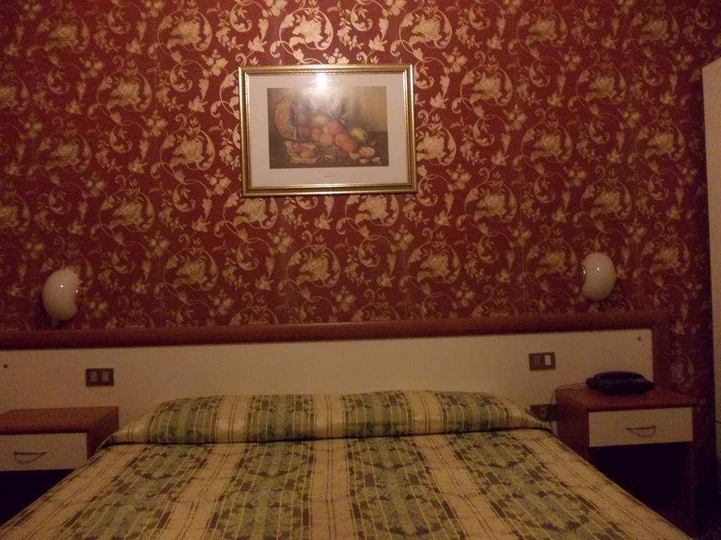 Doppel- oder Zweibettzimmer