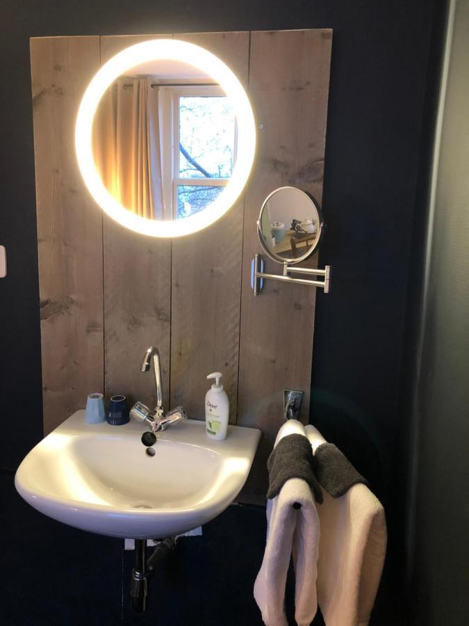 Standaard Tweepersoonskamer met 2 Aparte Bedden - Gedeelde Badkamer
