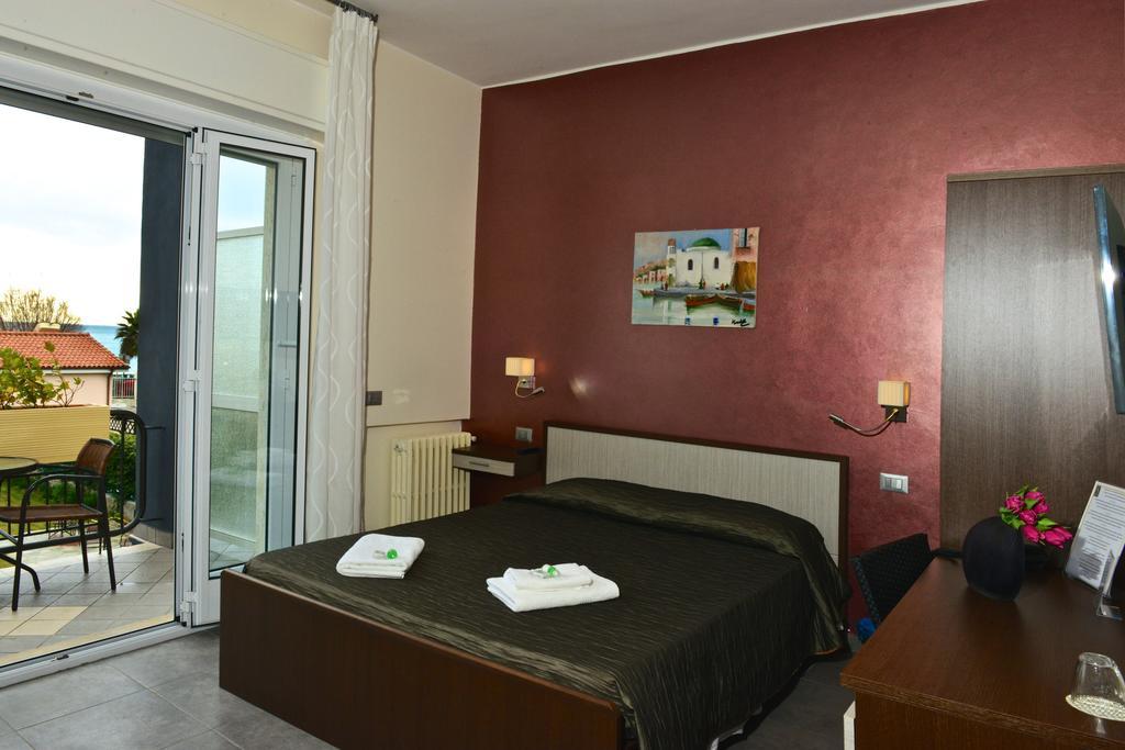 Double Room with Balcony and Sea View,110448012:JPEG