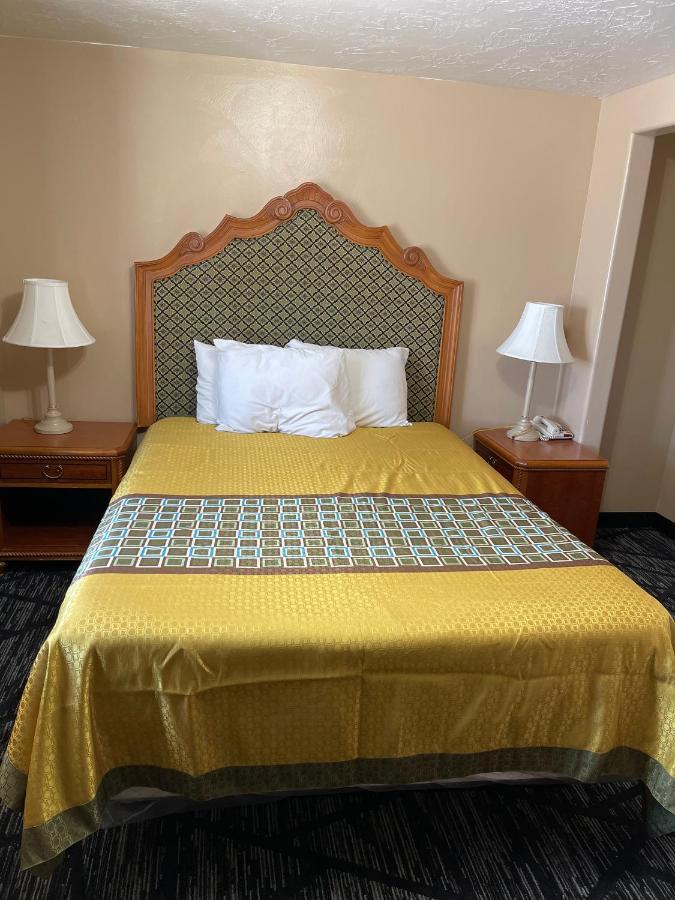 Standard Queen Room - Non-Smoking