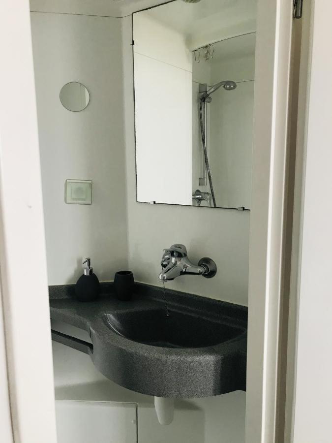 Petite Chambre Double avec Cabine de Douche - Vue sur Mer