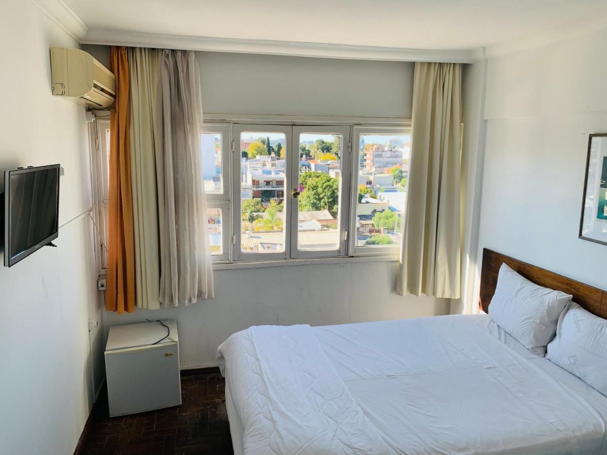 Quarto com Cama de Casal ou 2 de Solteiro e Banheiro