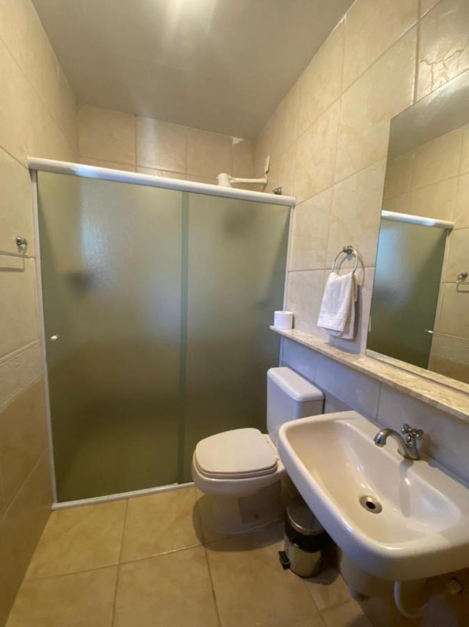 Quarto Triplo com Banheiro Privativo