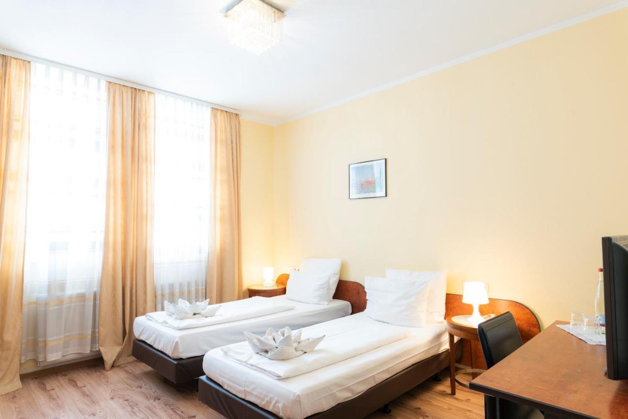 Tweepersoonskamer met 2 Aparte Bedden en Gedeelde Badkamer