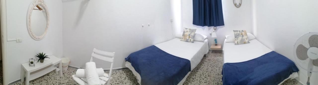 Tweepersoonskamer met 2 Aparte Bedden en Gedeelde Badkamer