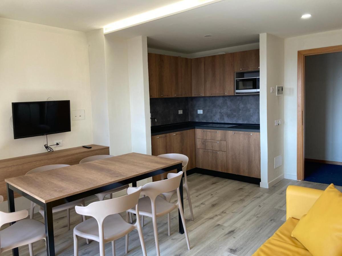 One-Bedroom Apartment Balcony,682125798:JPEG