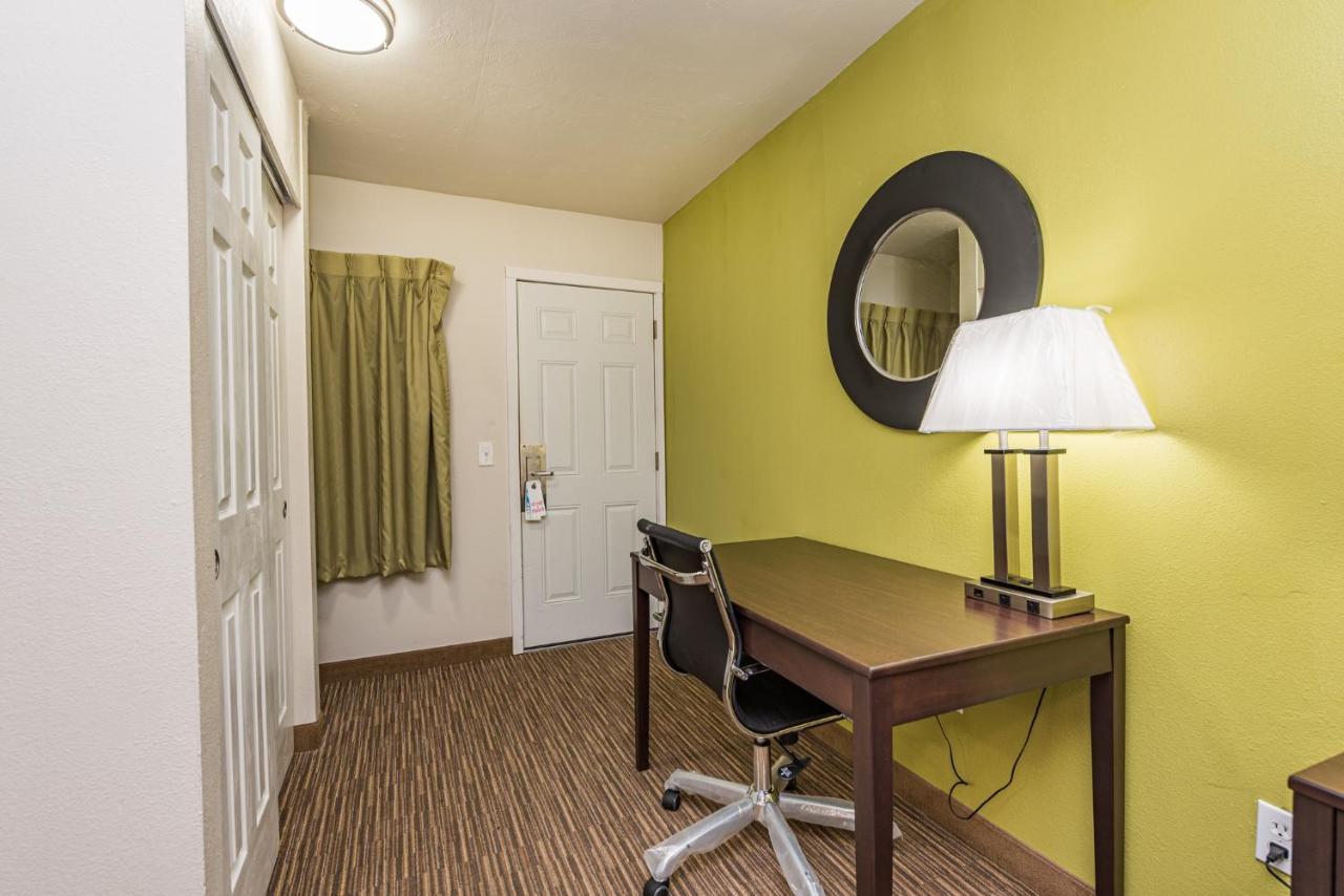 Deluxe Queen Suite with Kitchen