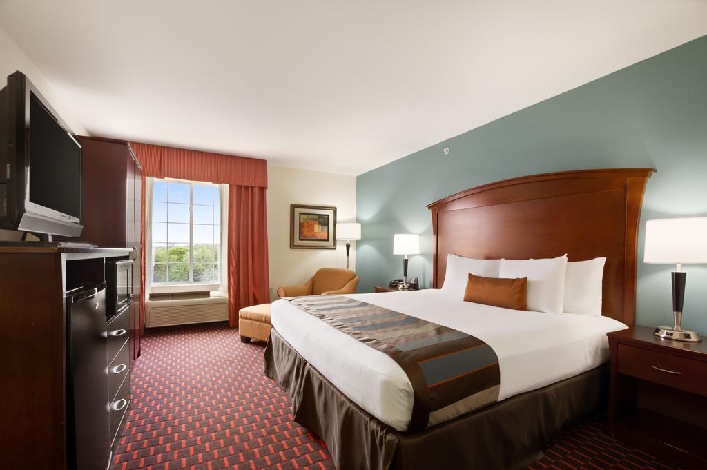 King Room with Bath Tub - Mobility/Hearing Accessible - Non-Smoking