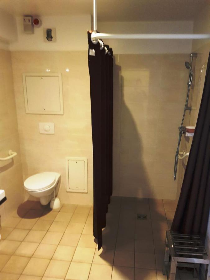 Chambre Lits Jumeaux avec Douche - Accessible aux Personnes à Mobilité Réduite