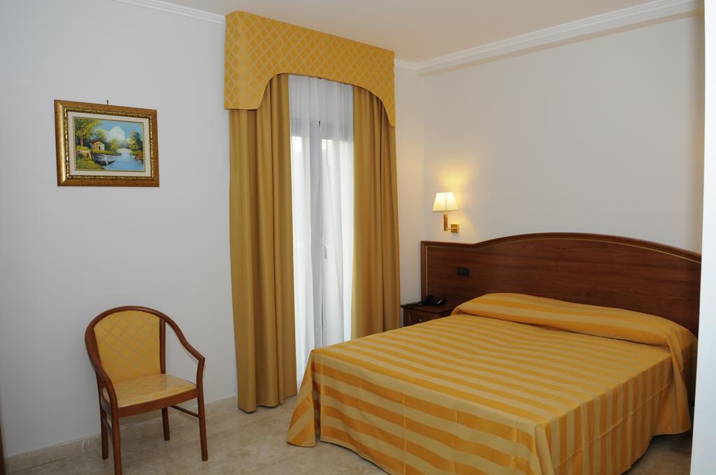 Camera Matrimoniale con Letto Supplementare