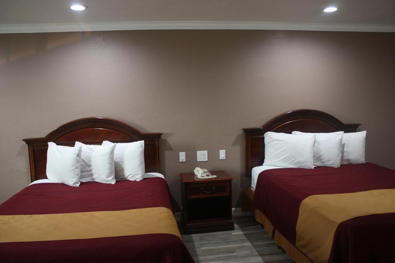 Queen Suite Two Queen Beds Sofa Bed Non-Smoking or Not Pet Friendly,1134608317:JPEG