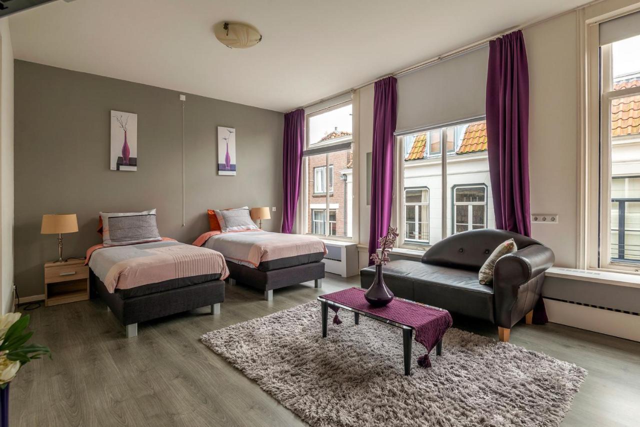 Tweepersoonskamer met 2 Aparte Bedden en Douche