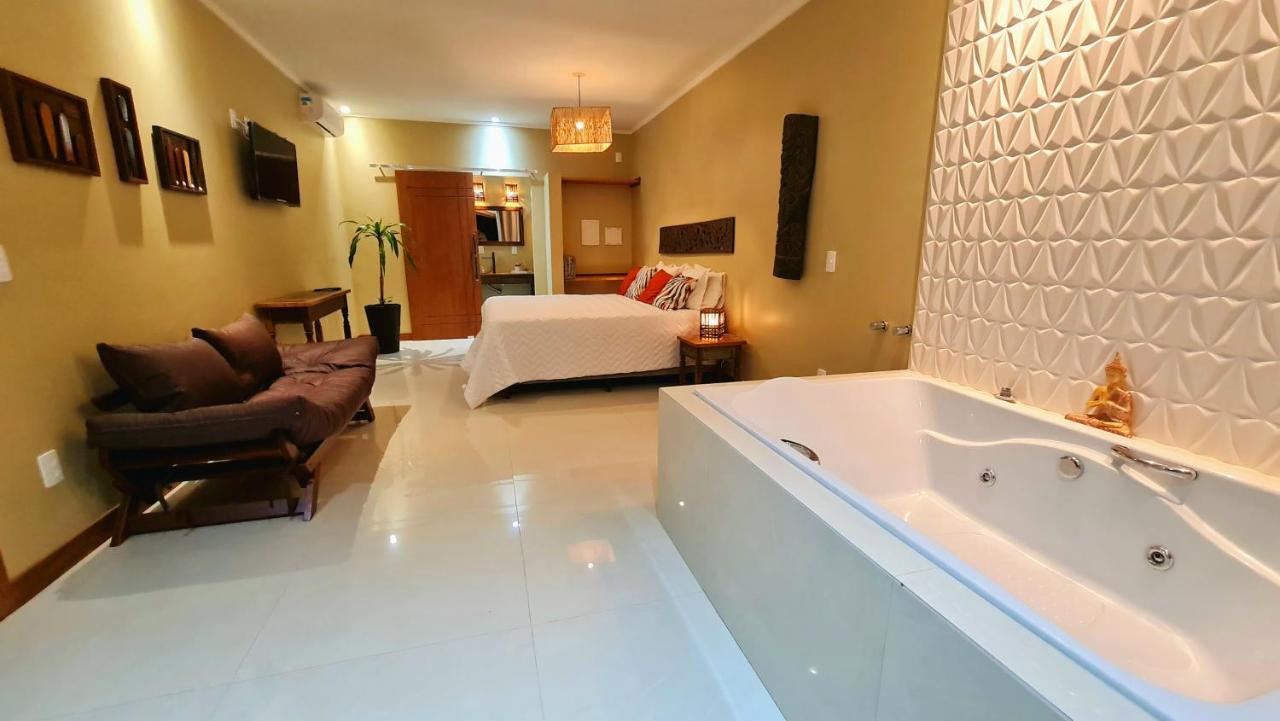 Suíte com Cama King-size e Banheira de Hidromassagem