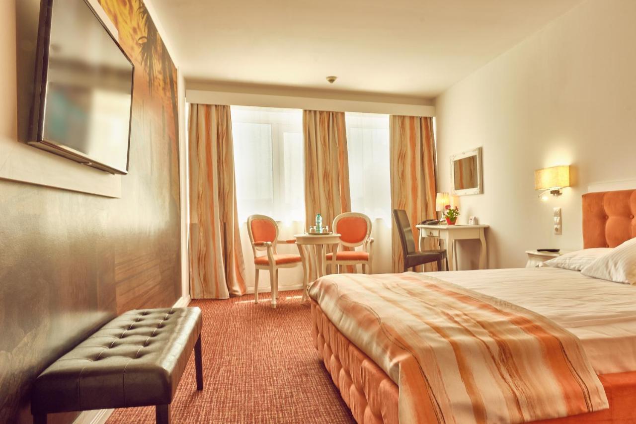 Deluxe Double Room Palace of Parliament view