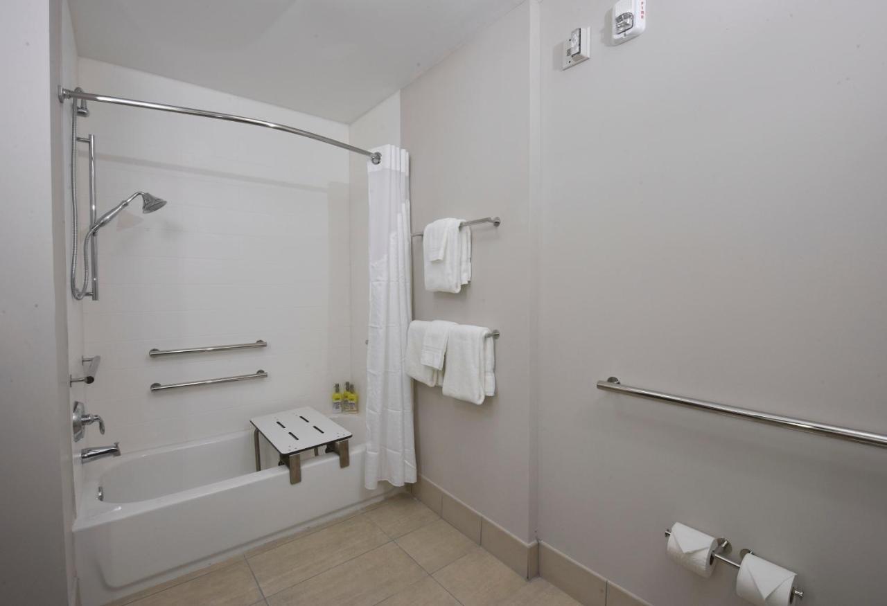Queen Room with Two Queen Beds - Mobility Access Tub/Non-Smoking