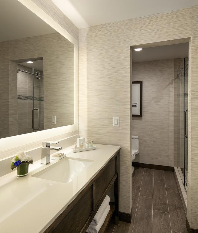 Quarto com Cama King-size e Vista da Cidade