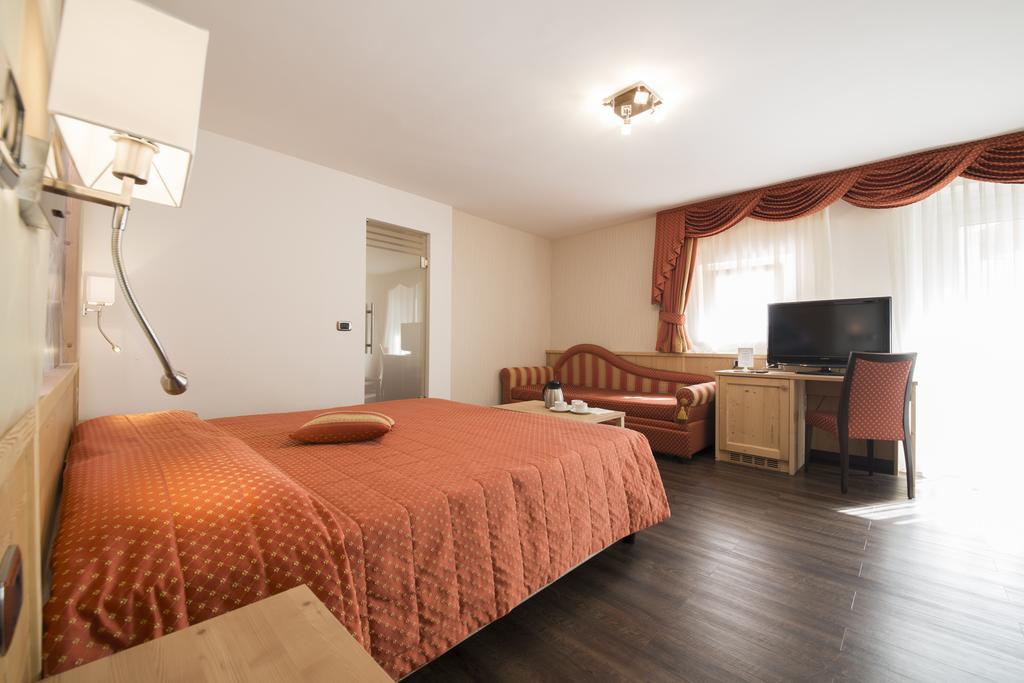 Camera Tripla