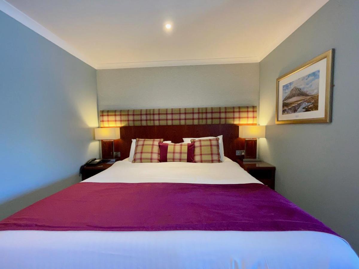 Zimmer mit Kingsize-Bett und Balkon