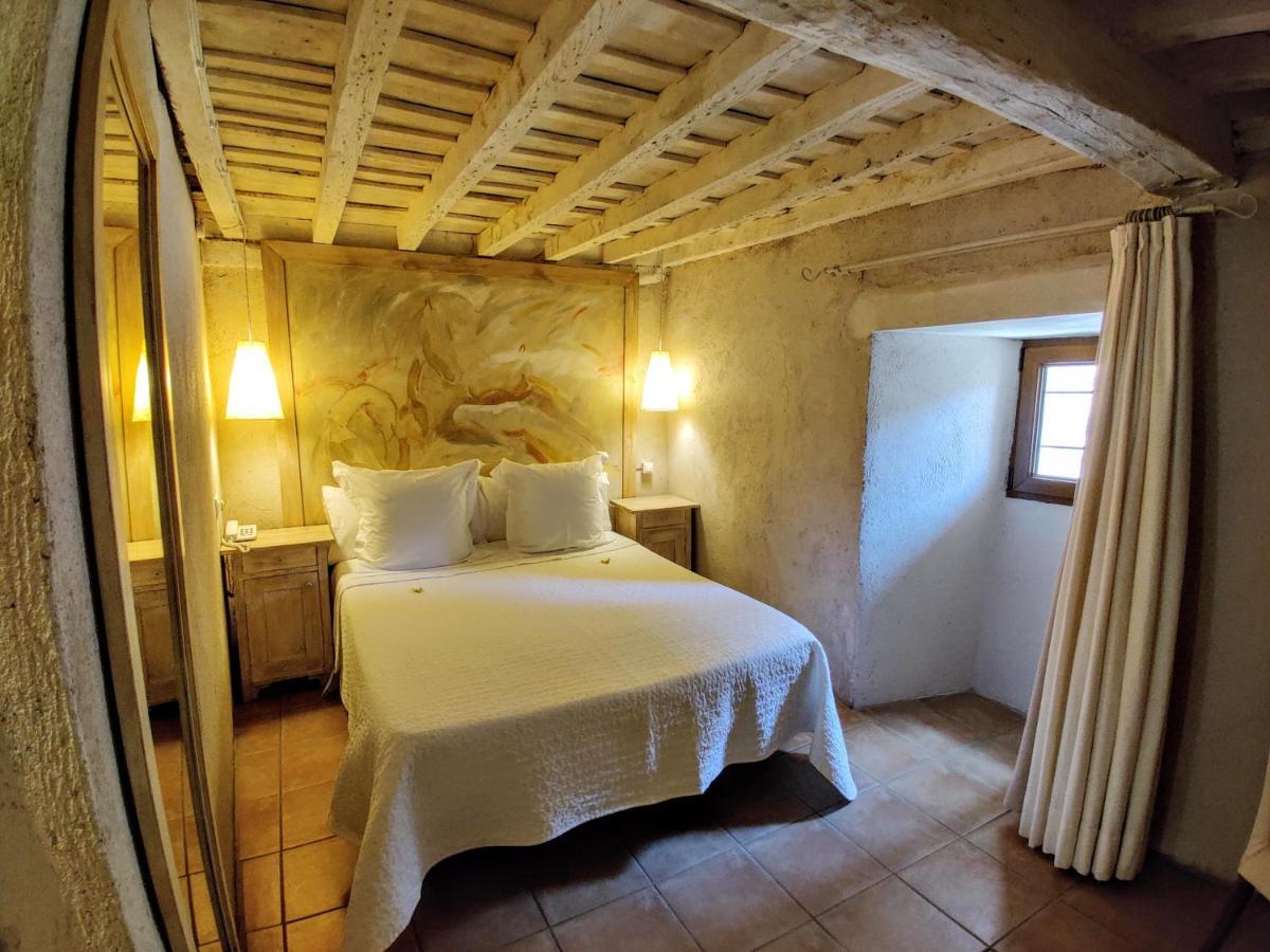 Habitación con cama grande y vistas al jardín