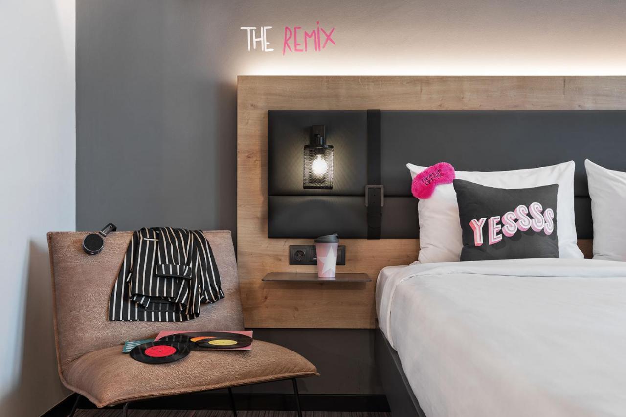 Moxy Superior Kamer met 1 Queensize Bed en Uitzicht op de Straat