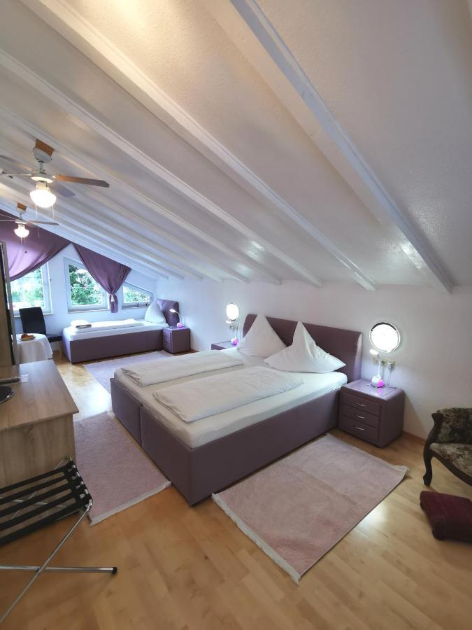 Dreibettzimmer mit Balkon