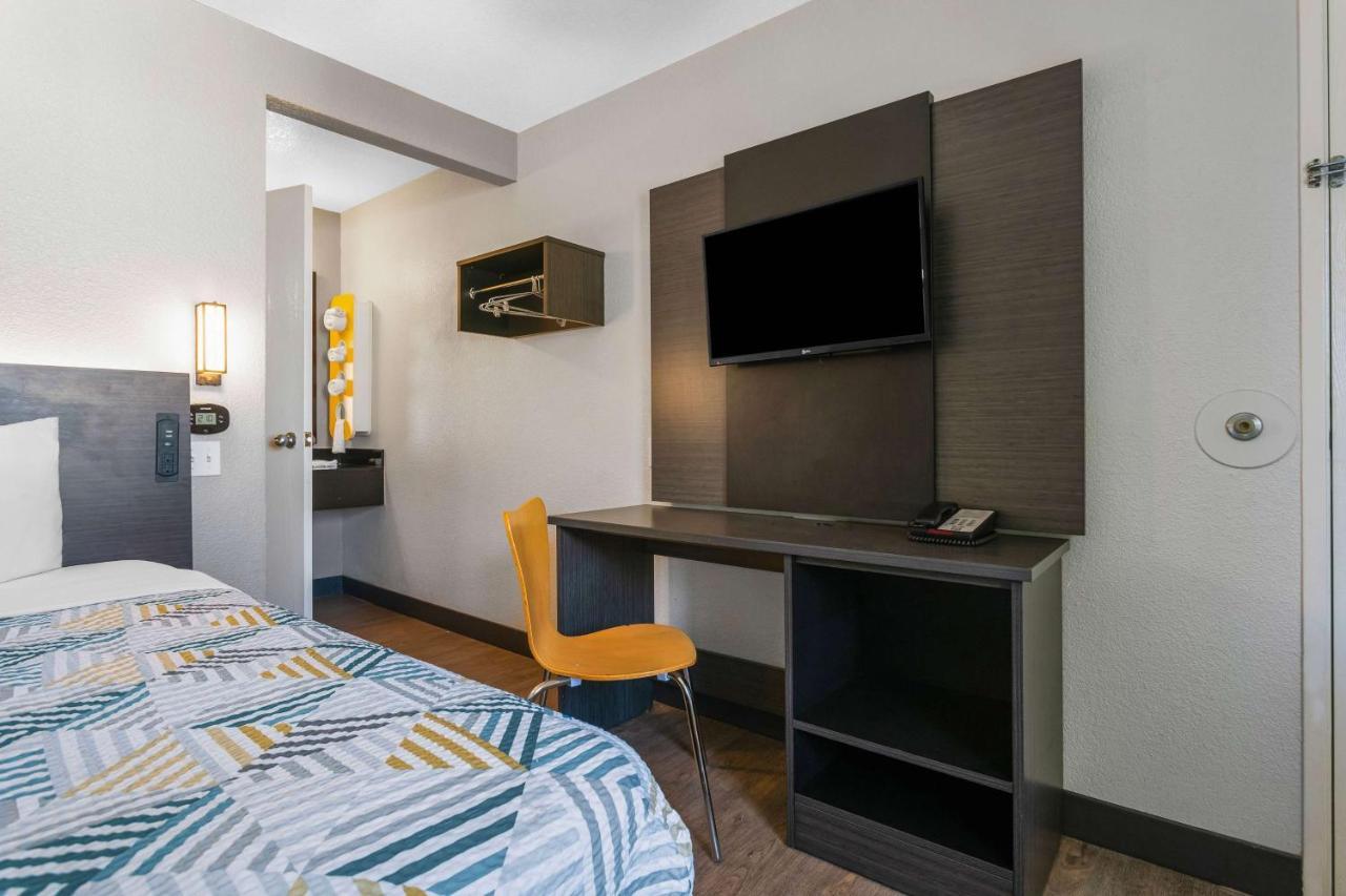 1 Queen Bed | Non-Smoking, Micfridge