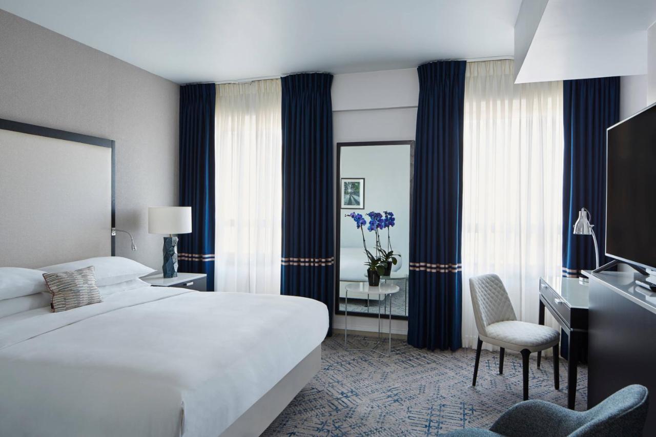 Quarto Superior com Cama King-size e Vista da Praça