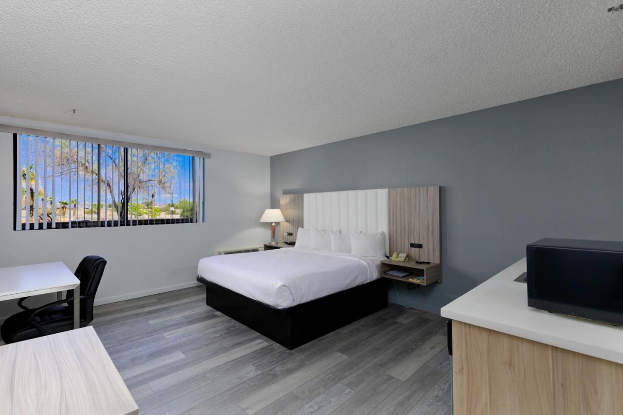 Deluxe King Room - Non-Smoking