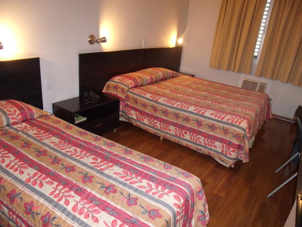 Quarto com 2 Camas de Solteiro