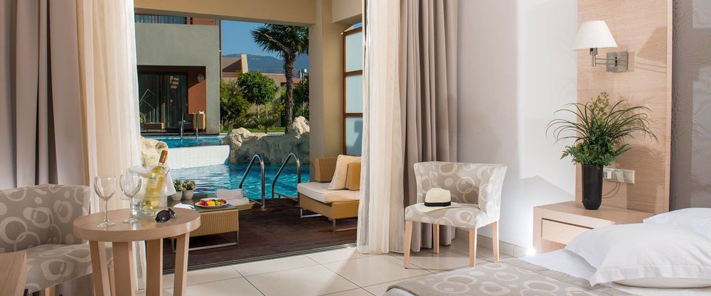 Double Swim-Up Room