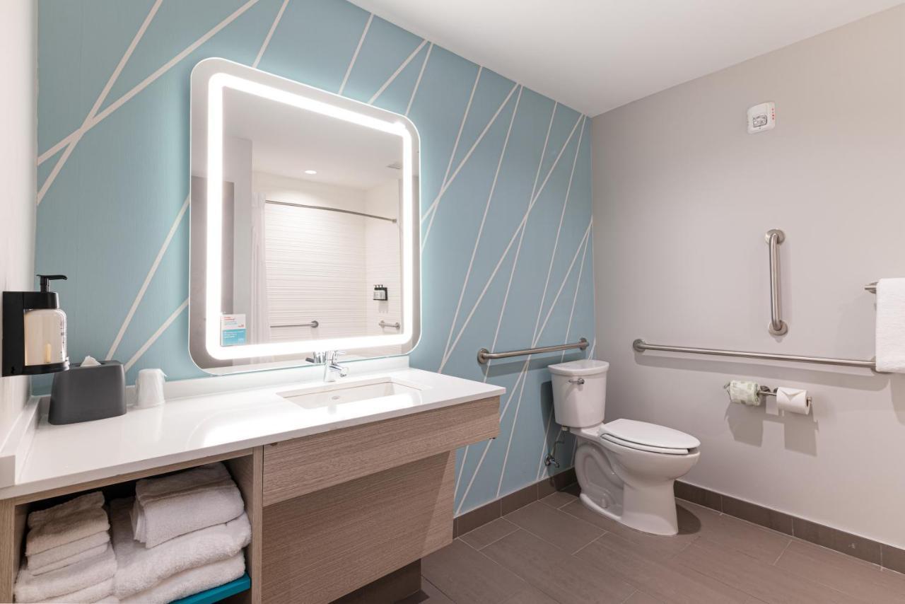 Standard Queen Room with Two Queen Beds and Mobility Accessible Tub