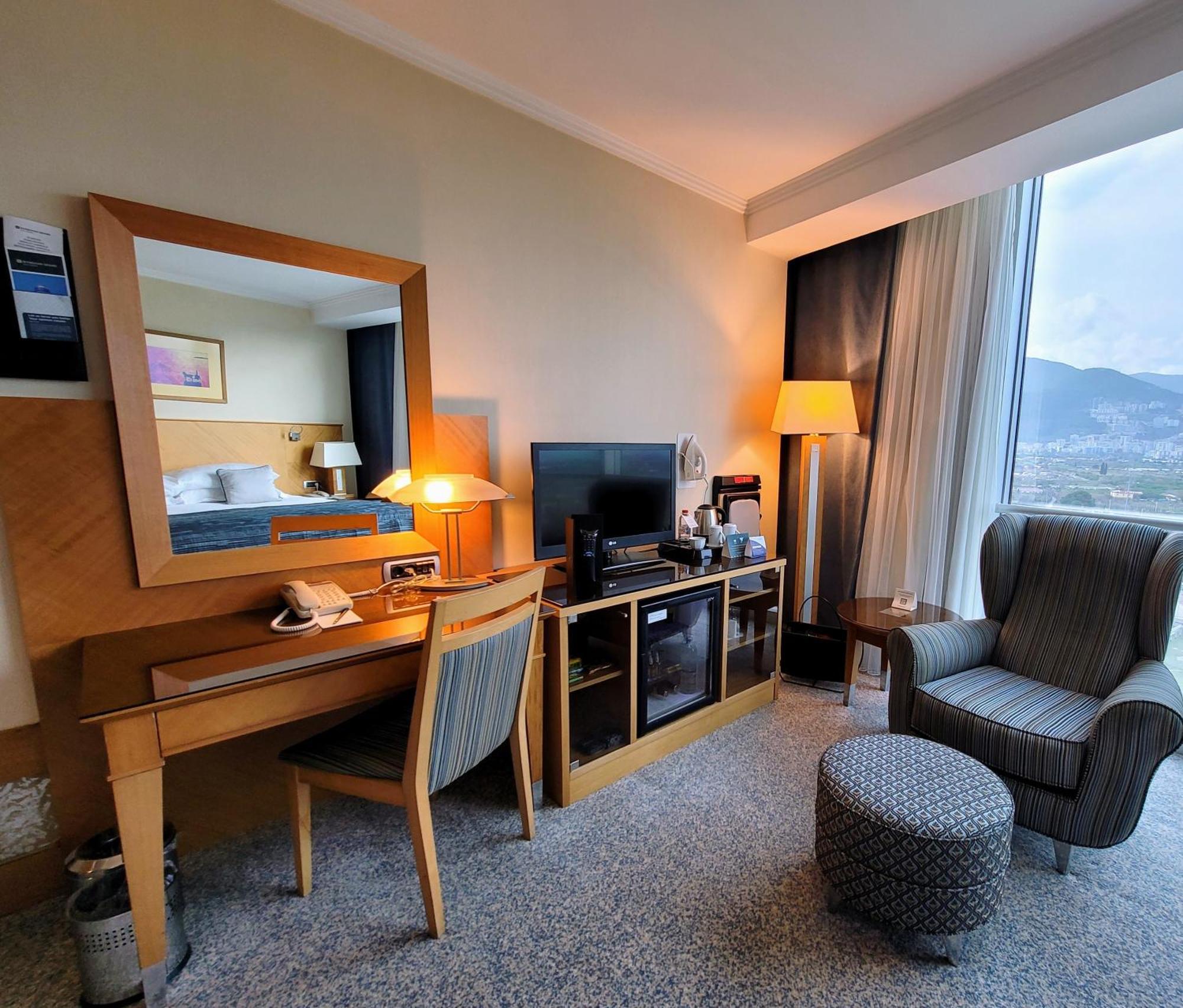 Standard King Room with Mountain View - Smoking