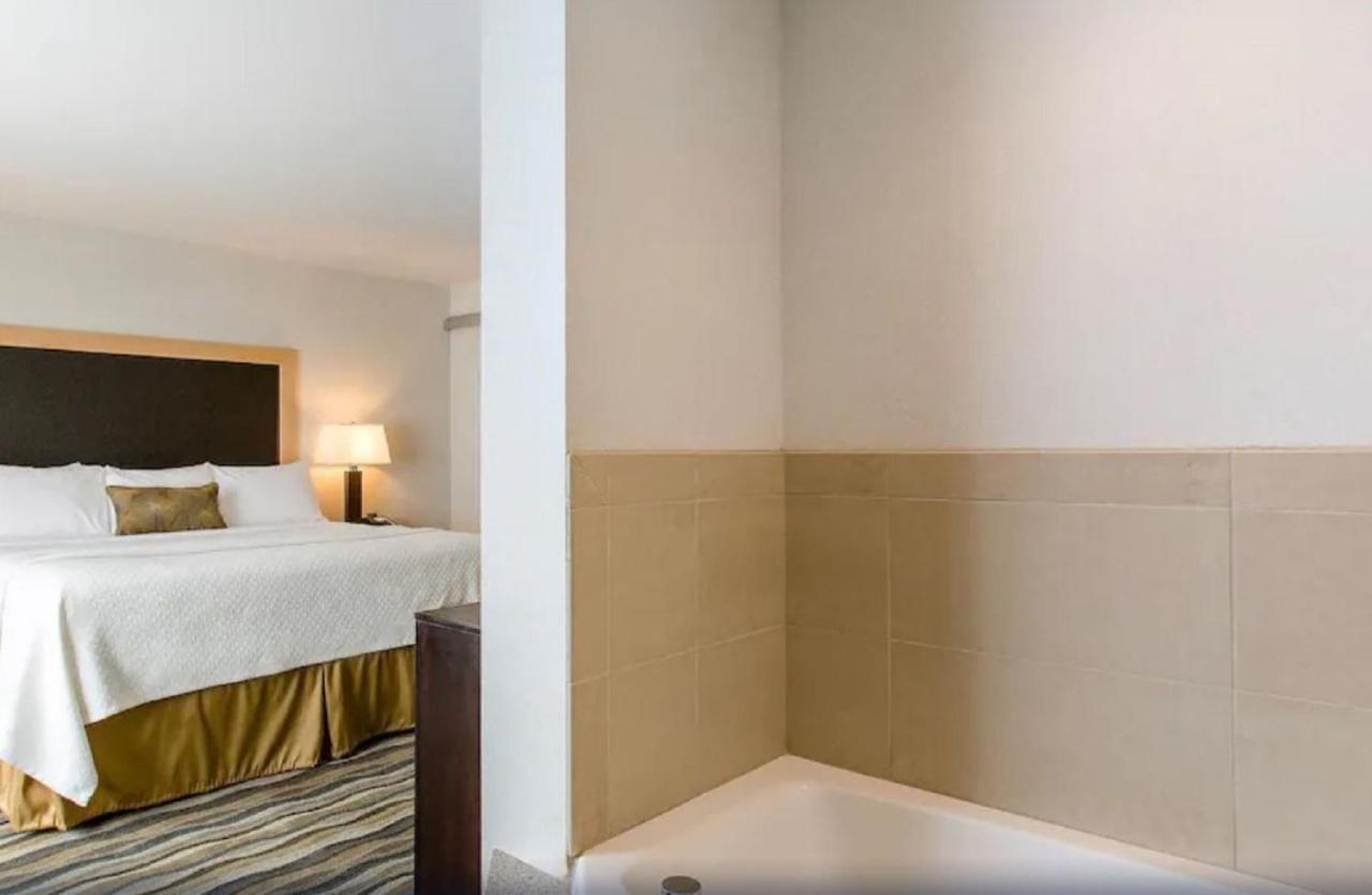 1 King Bed, Superior Hot Tub Suite, Non-Smoking