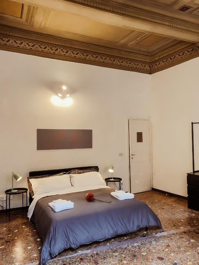 Double room with private external bathroom - Camera matrimoniale con bagno privato esterno