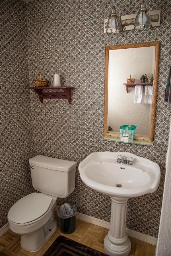 02 The Corbin Room King Suite Private Bathroom