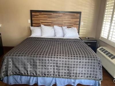 Habitación con cama extragrande.