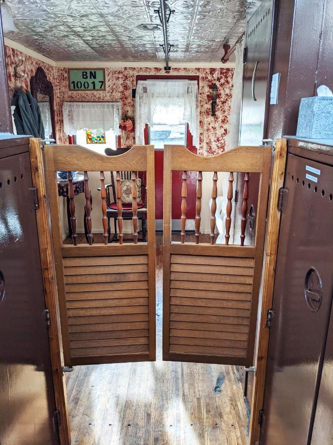 "Wild West" - Queen Studio Private Caboose