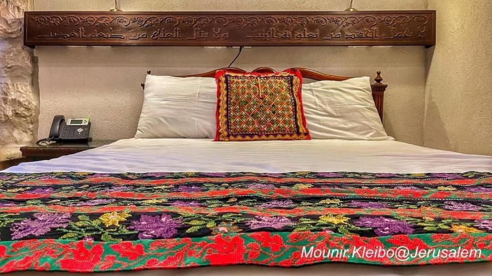 Zimmer mit Queensize-Bett und Balkon