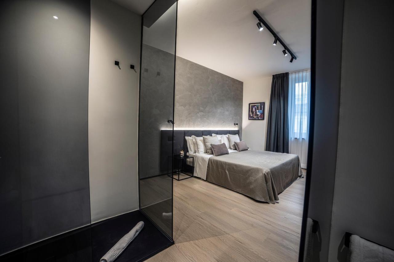 Zimmer mit Kingsize-Bett