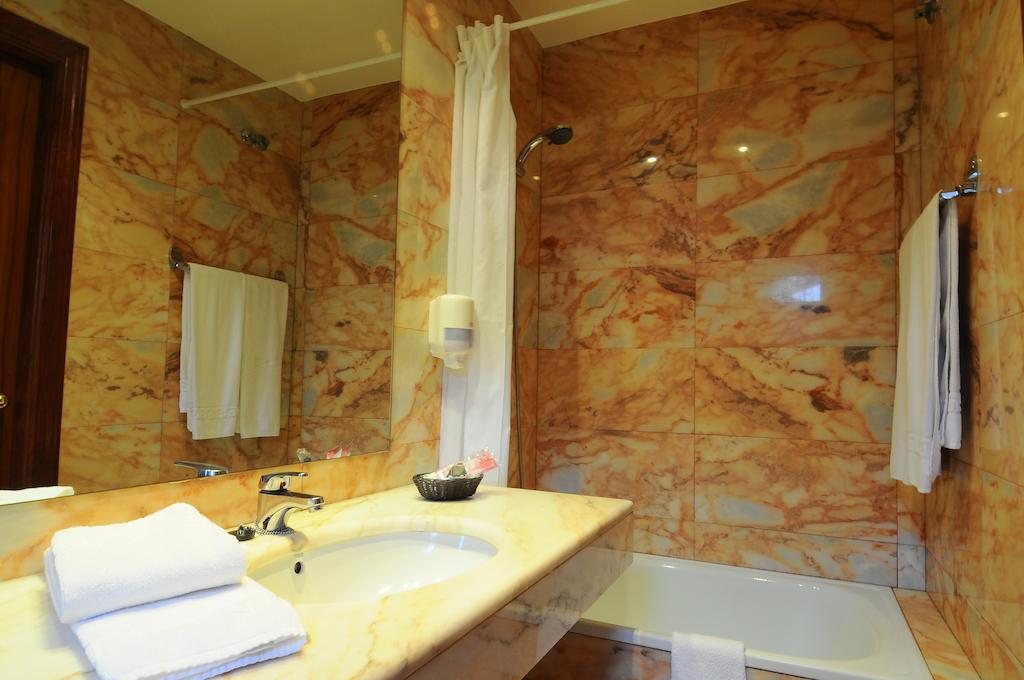 Chambre Triple (2 Adultes & 1 Enfant)