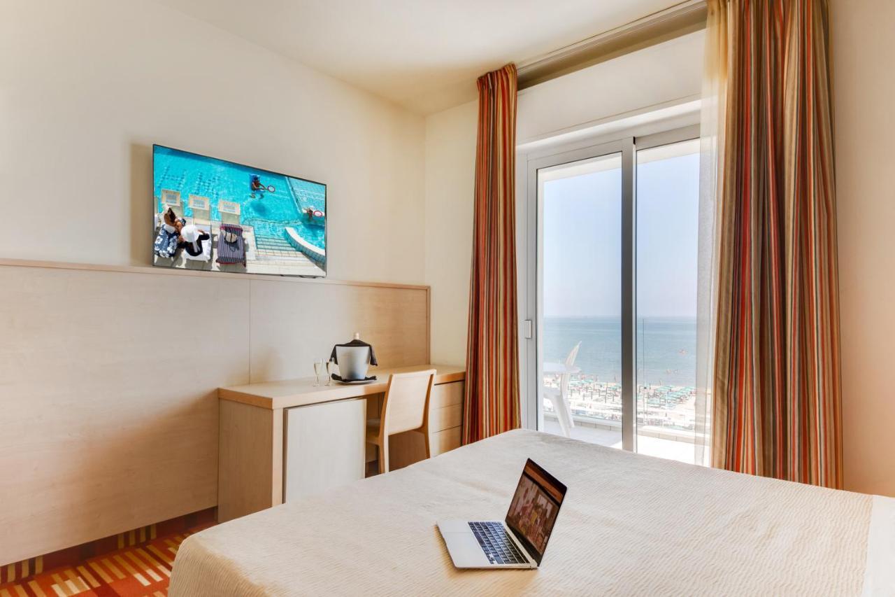 Quadruple Room Seafront,1360422962:JPEG