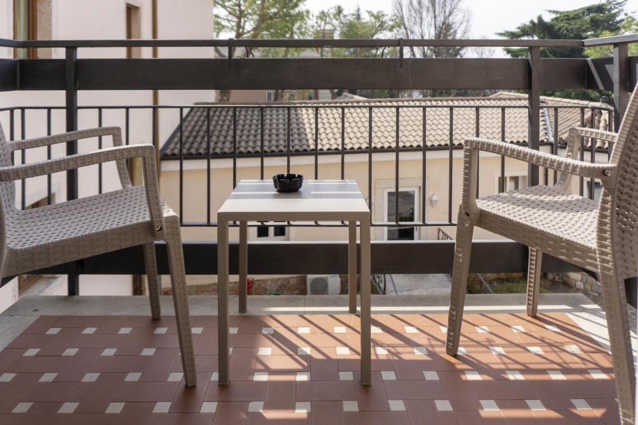 Zimmer mit Kingsize-Bett und Balkon