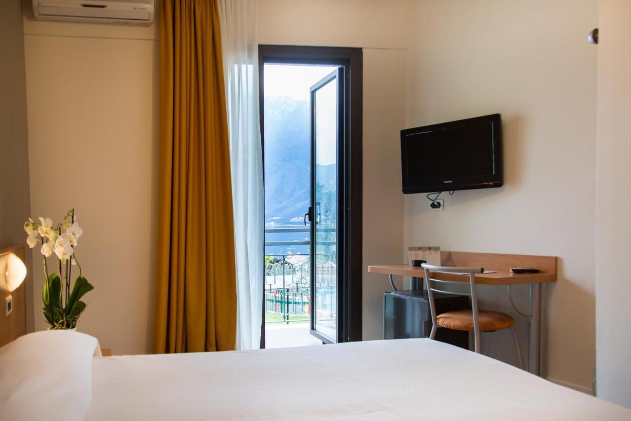 Quarto Standard com Cama de Casal ou 2 de Solteiro e Vista do Lago