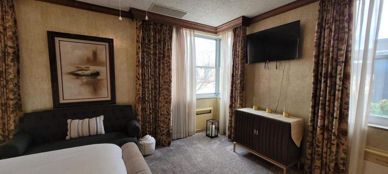 Deluxe Queen Studio