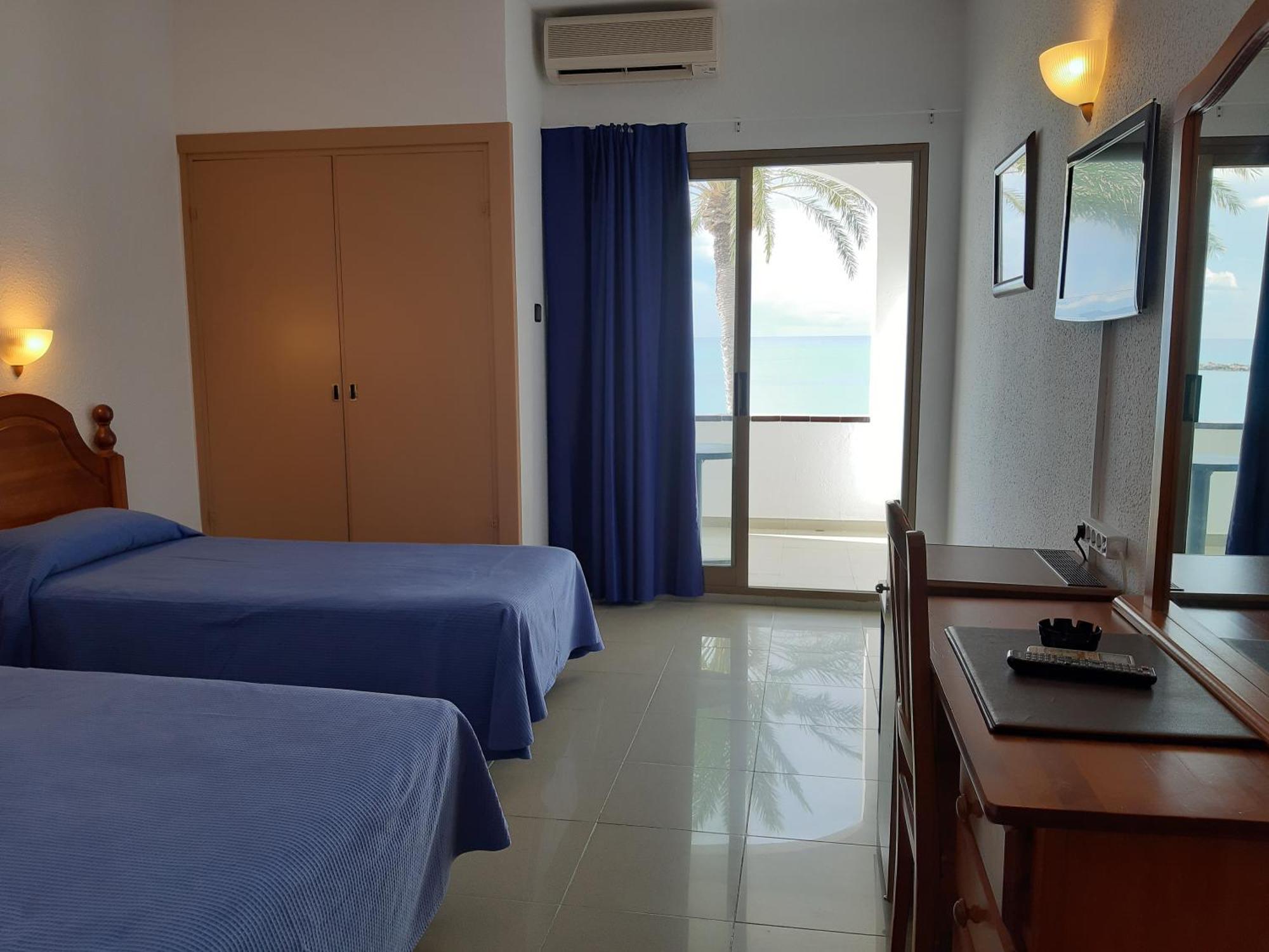 Habitación Cuádruple con vistas al mar Font (3 adultos y 1 niño)