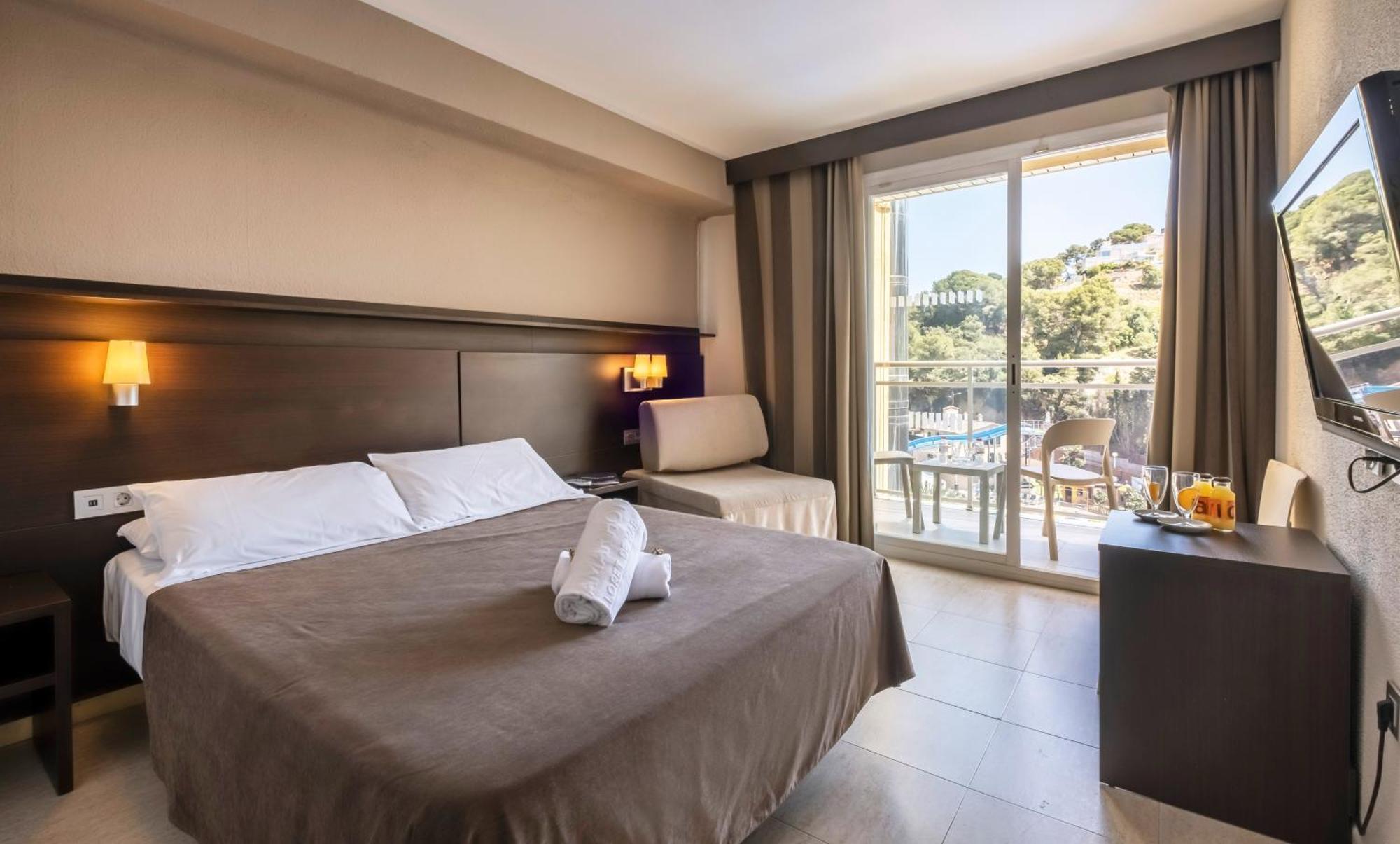 Double or Twin Room with Pool View (2 adults + 1 child),1404646691:JPEG