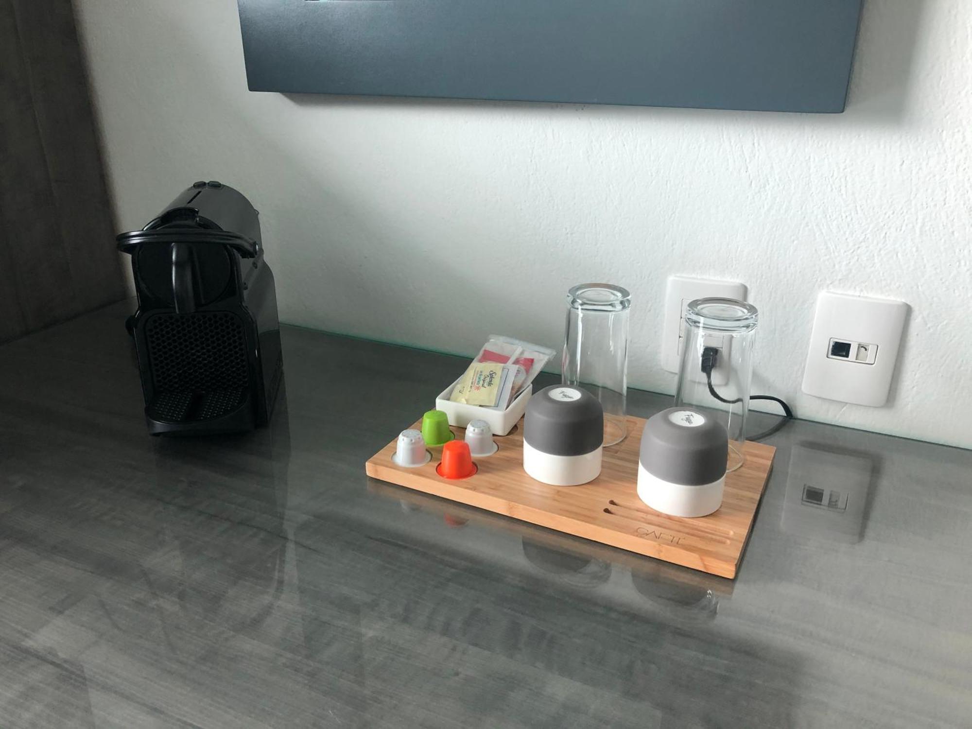 Quarto Duplo com 2 Camas de Casal e Vista para a Rua