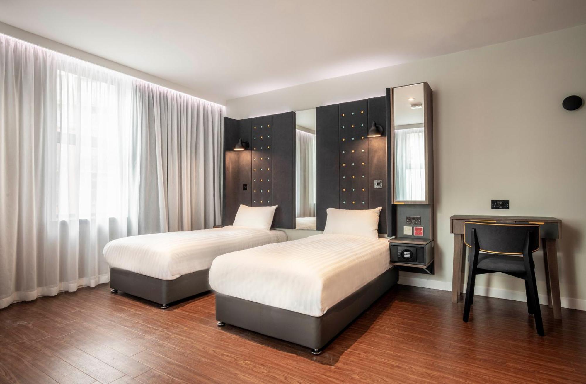 Chambre lits jumeaux accessible avec fenêtre